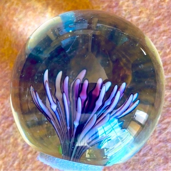 BLOWN FLORAL GLASS PAPERWEIGHT - Picture 2 of 6